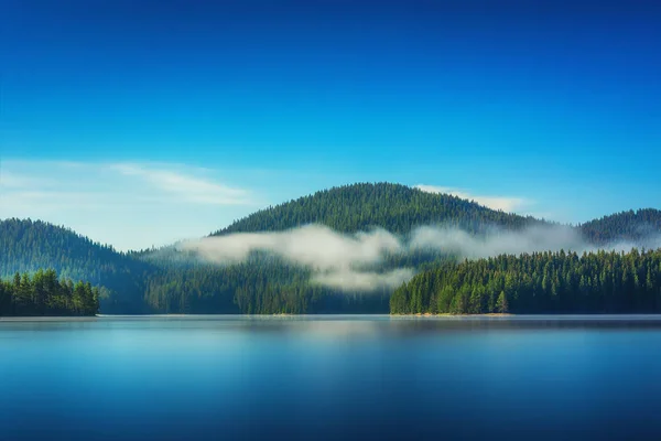 湖上的晨雾 日出时分 — 图库照片