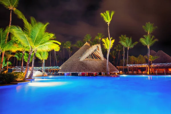 Tropisch Zwembad Palmbomen Luxe Strandresort Nachts — Stockfoto