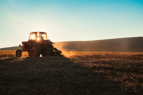 Pěstování Traktoru Jaře — Stock fotografie