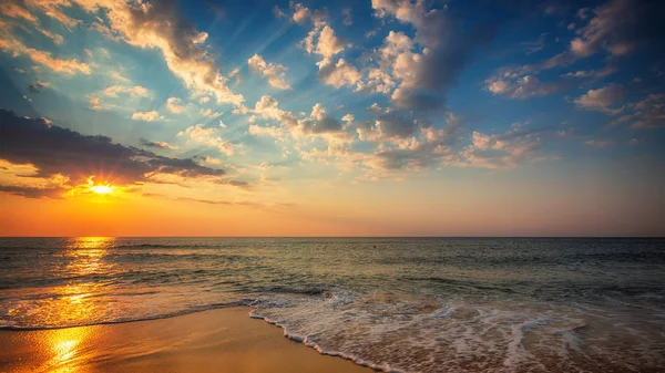 Vakkert Skydekke Havet Soloppgang Skudd – stockfoto