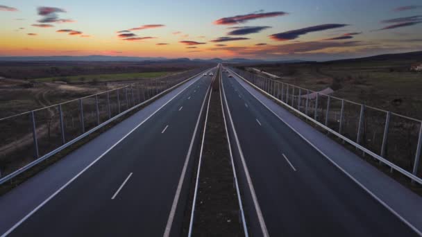 Vue Aérienne Autoroute Coucher Soleil Spectaculaire Voitures Personnes Voyageant Autour — Video