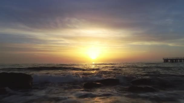 Flygfoto Över Den Gamla Trasiga Bron Havet Och Flygande Fåglar — Stockvideo