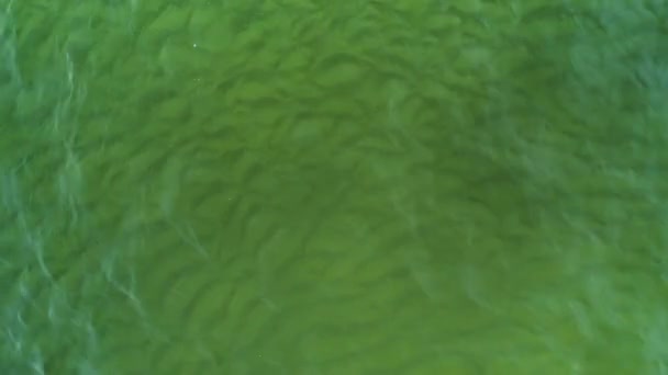 Вид Воздуха Поверхность Моря Вид Сверху Прозрачной Бирюзовой Океанской Воды — стоковое видео