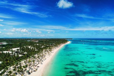 Punta Cana beach resort, Dominik Cumhuriyeti Hava görünümünü. Parasailing, Dalış, yüzme, güneşlenme ile yaz tatili.