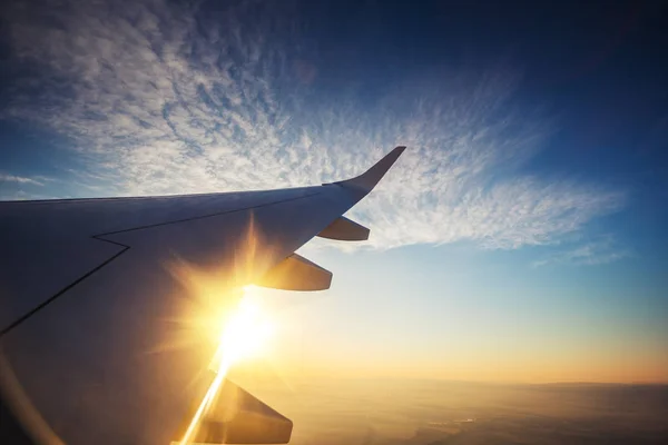 Pôr Sol Asa Avião Voando Acima Terra Vista Uma Janela — Fotografia de Stock