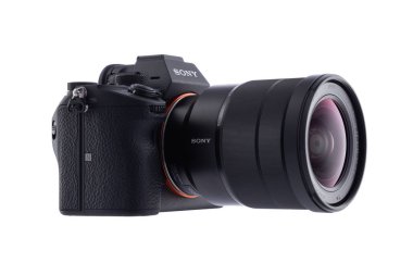 Varna, Bulgaristan - Şubat 07,2019: görüntü, Sony Alpha A7iii aynasızlar Digital fotoğraf makinesi ile full frame 24 Megapiksel Exmor R yapısı arka aydınlatmalı Cmos duyumsal ile Sony Fe 16-35mm f/4 Oss Vario-Tessar T * Za objektif beyaz bir arka plan üzerinde.