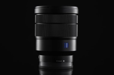 Varna, Bulgaristan - Şubat 07,2019: Sony görüntü Fe 16-35mm f/4 Oss Vario-Tessar T * Za objektif siyah bir zemin üzerine.