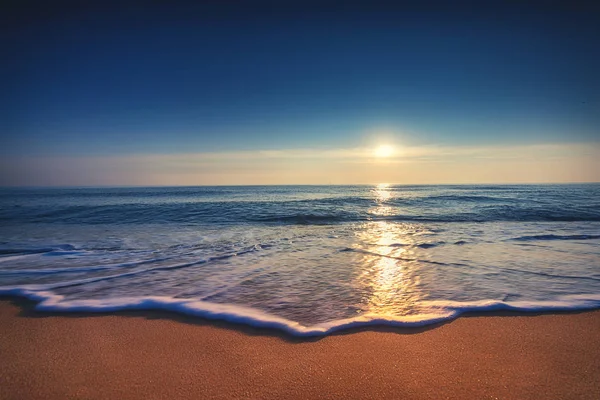 Soluppgången Över Havet Och Stranden Vågor Som Tvätta Sanden — Stockfoto