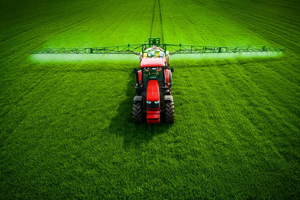 Vista Aérea Del Tractor Agrícola Arando Pulverizando Campo — Foto de Stock