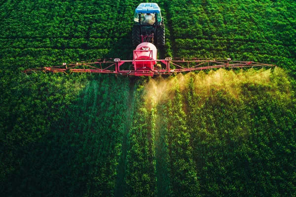 Luftaufnahme Von Ackerschlepper Pflügt Und Sprüht Auf Feld — Stockfoto