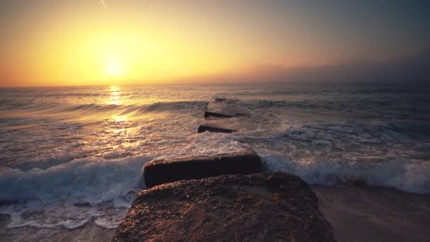 美丽的日出在海上和海滩上 海浪在地平线上升起的太阳跳舞 — 图库视频影像