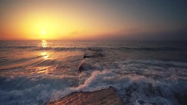 Onde Che Danzano Mare Alba Sulla Spiaggia Costa Con Sassi — Video Stock