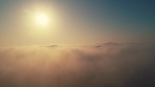 太陽と雲の上の日の出 海を覆う霧 空を飛ぶ — ストック動画