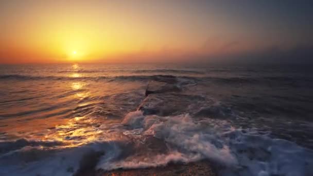 海浪在海里跳舞 日出在海滩和海岸上 有石头 — 图库视频影像