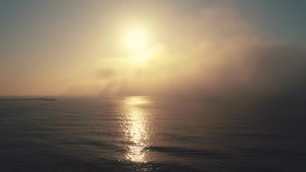 海上日出 美丽的雾和波纹波 空中无人机景观 — 图库视频影像