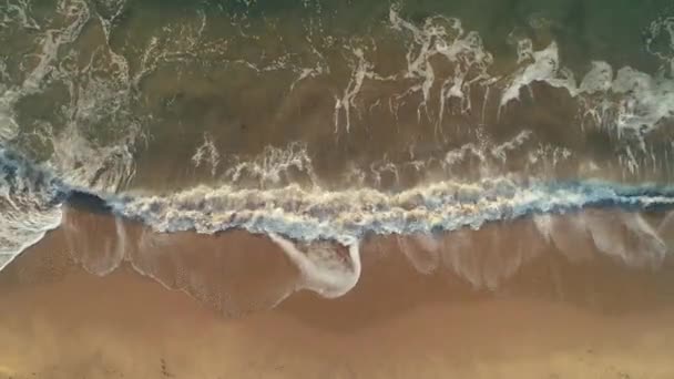 Ondas Oceano Azul Lavando Areia Praia Vista Aérea Superior — Vídeo de Stock