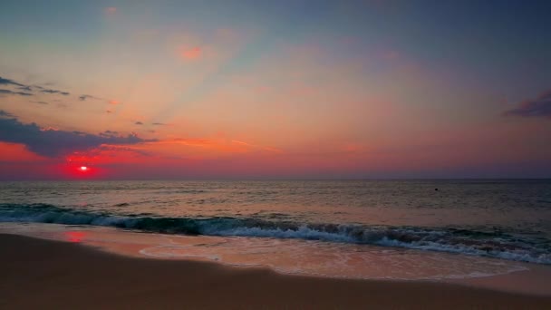 Oceano Praia Nascer Sol Com Céu Nuvens Fofas Raios Sol — Vídeo de Stock