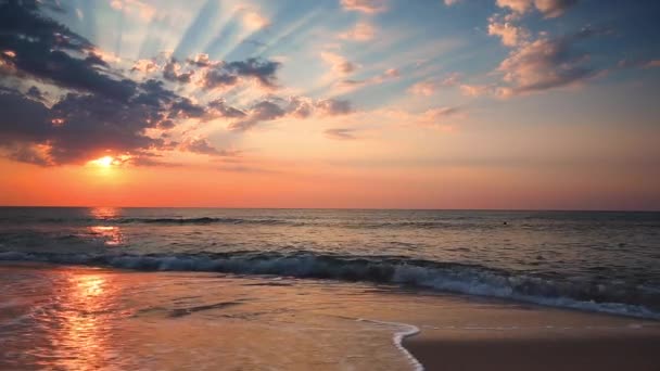 Océano Playa Amanecer Con Cielo Nubes Esponjosas Rayos Sol Vídeo — Vídeos de Stock