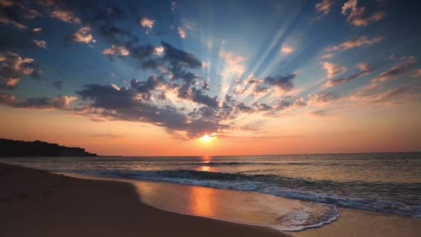 Océano Playa Amanecer Con Cielo Nubes Esponjosas Rayos Sol Vídeo — Vídeos de Stock