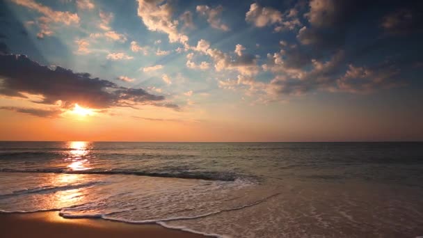 海ビーチの日の出の空 ふわふわの雲と太陽光線 ビデオ — ストック動画