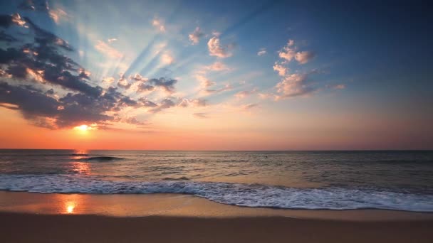 Océano Playa Amanecer Con Cielo Nubes Esponjosas Rayos Sol Vídeo — Vídeos de Stock