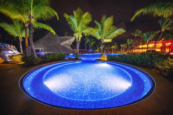 Lüks resort, Punta Cana tropikal yüzme havuzunda — Stok fotoğraf