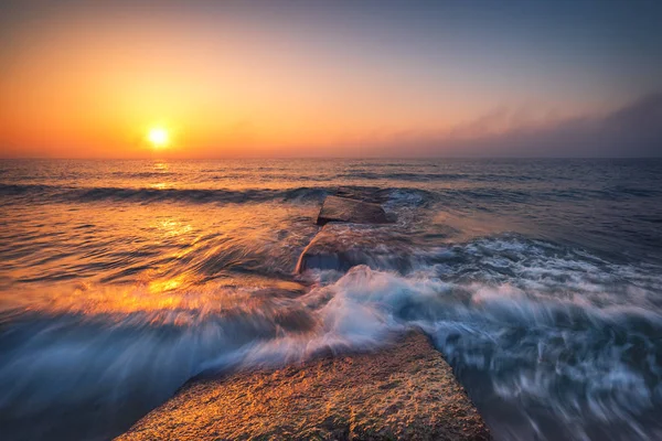 Denizin üzerinde güzel bir gün doğumu — Stok fotoğraf