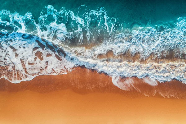 Letecký pohled na mořské vlny a písečnou pláž — Stock fotografie
