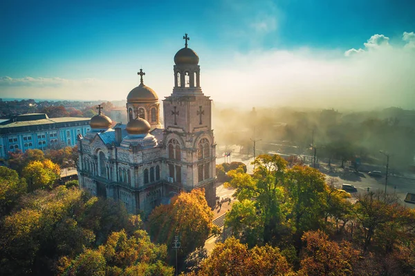 Catedrala Adormirea Maicii Domnului din Varna în toamnă, vedere aeriană — Fotografie, imagine de stoc