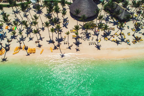 Playa de arena de isla en complejo caribeño, Bavaro, República Dominicana. Vacaciones de verano. Vista aérea del dron sobre el paisaje marino . — Foto de Stock