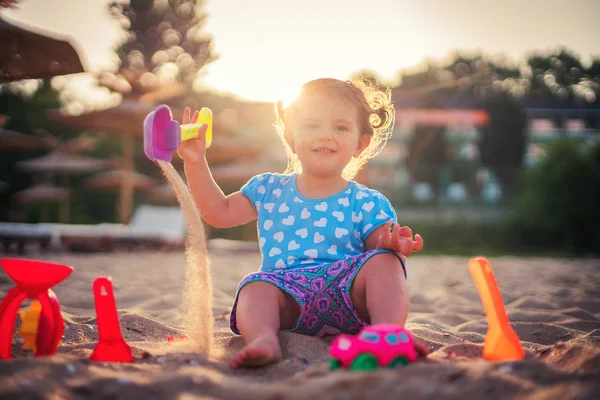 Klein meisje spelen op het strand — Stockfoto