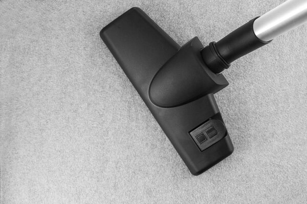 Очистка ковров пылесосом и копировальным пространством
