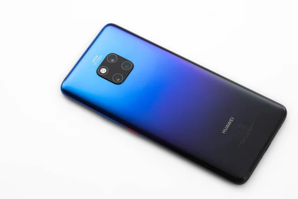 Варна, Болгария - 11 февраля 2019 года: Студийный снимок легкого смартфона HUAI Mate 20 Pro с разрешением 40 МП, f 1,8, 27 мм, оптикой Leika, a-core и разрешением 1440 x 3120 точек. . — стоковое фото