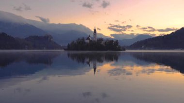 Lake Bled St Mary Kilisesi küçük adada varsayım ile üzerinden günbatımı; Slovenya, Europe