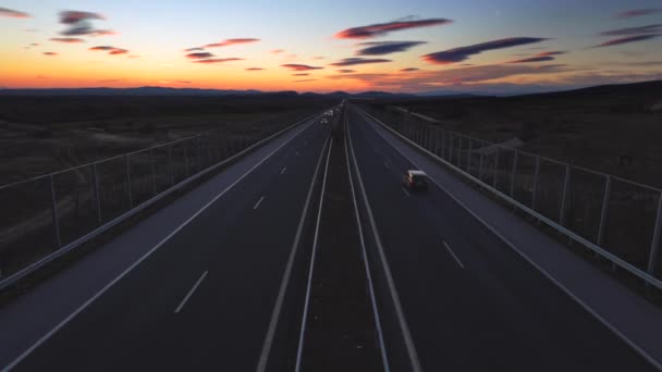 Solnedgång Över Motorvägen Bilar Människor Som Reser Runt Världen Konceptet — Stockvideo