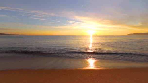 Zee Oceaan Zonsopgang Het Tropische Strand Golven Het Zand Wassen — Stockvideo