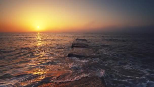 海滩上的热带日出 在海浪上升起的大海 — 图库视频影像