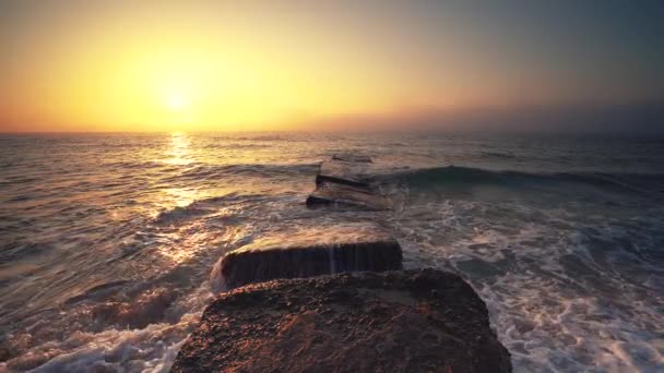 Zonsopgang Boven Zee Het Strand Oceaan Golven Dansen Terwijl Zon — Stockvideo