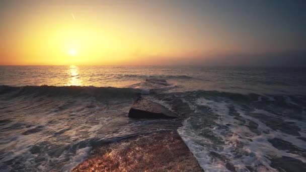 Zonsopgang Boven Zee Het Strand Oceaan Golven Dansen Terwijl Zon — Stockvideo