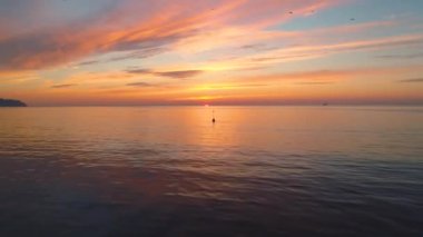 Deniz ya da okyanus gündoğumu ve tropikal plaj. Dalgalar kum yıkama.