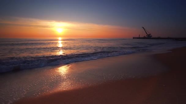 海洋日出和热带海滩 洗沙的波浪 — 图库视频影像
