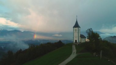 Hava dron görünümünü Slovenya Sava Vadisi'nin üst kilisede Aziz Tomas. Gökkuşağı ile dağ manzarası