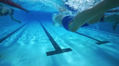 Sualtı dalış, açık havuzu suda yüzen adam