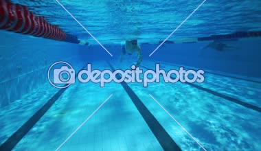 Sualtı dalış, açık havuzu suda yüzen adam