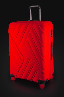 Siyah arka üzerinde izole uçuş için Bagaj ile bavul kırmızı