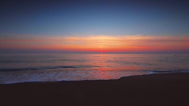 Alba Tropicale Con Nuvole Drammatiche Sopra Onde Del Mare Spiaggia — Video Stock