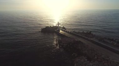 Deniz sunrise beach ve kutsal Hıristiyan çapraz deniz ufku, inanç özgürlüğüdür