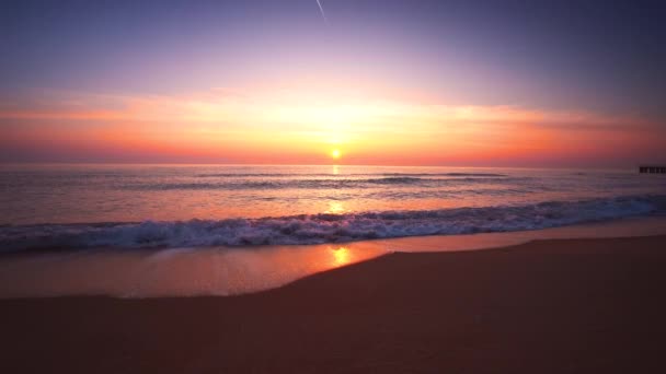 Meer Sonnenaufgang Und Plätscherndes Wasser Mit Wellen Und Strandlinie — Stockvideo