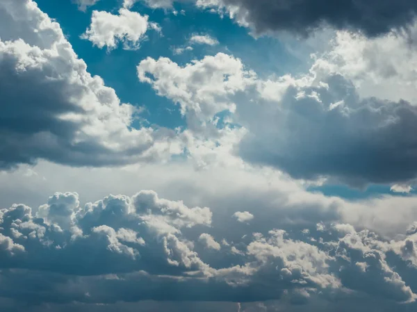 Dramatische hemel met stormachtige wolken, natuur achtergrond — Stockfoto