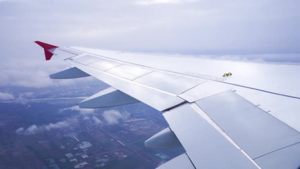 在天空上空与云飞行的飞机的机翼 — 图库视频影像